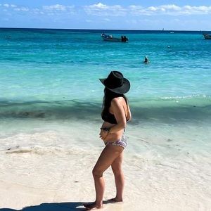 Meet your Posher, Caryn lee